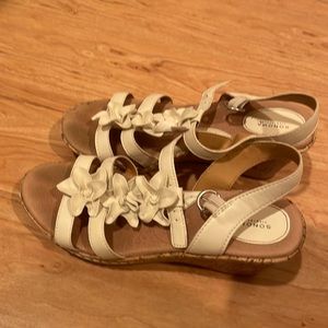BOC white flower wedges